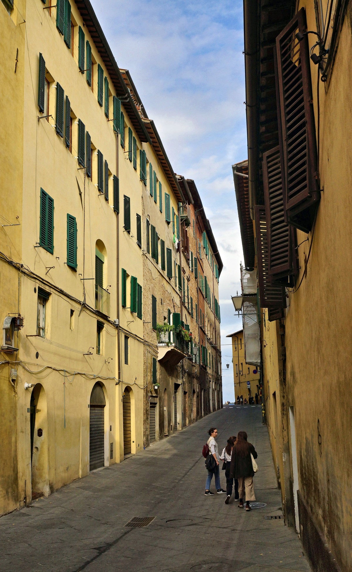 An afternoon walk between yellow palazzi