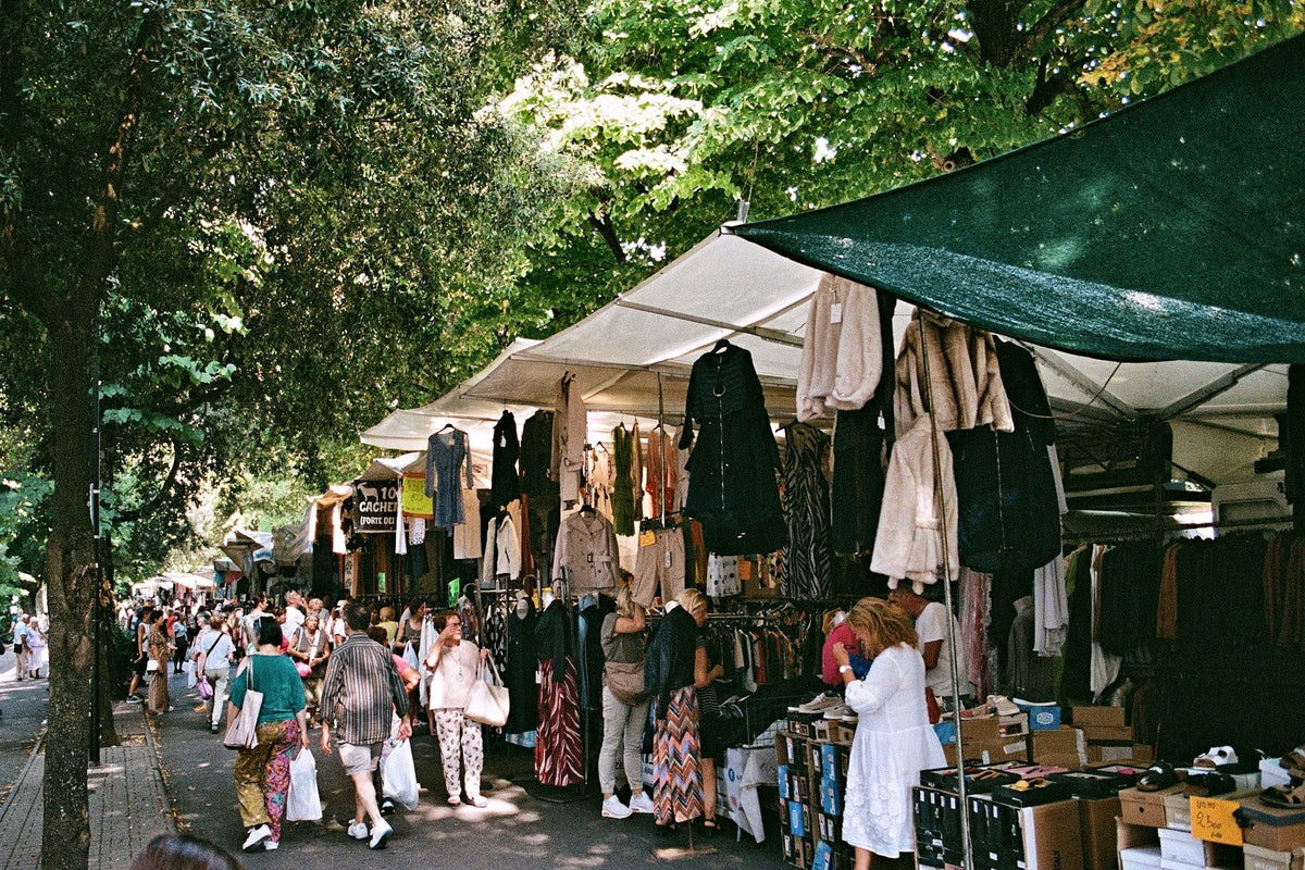 The weekly market under the trees