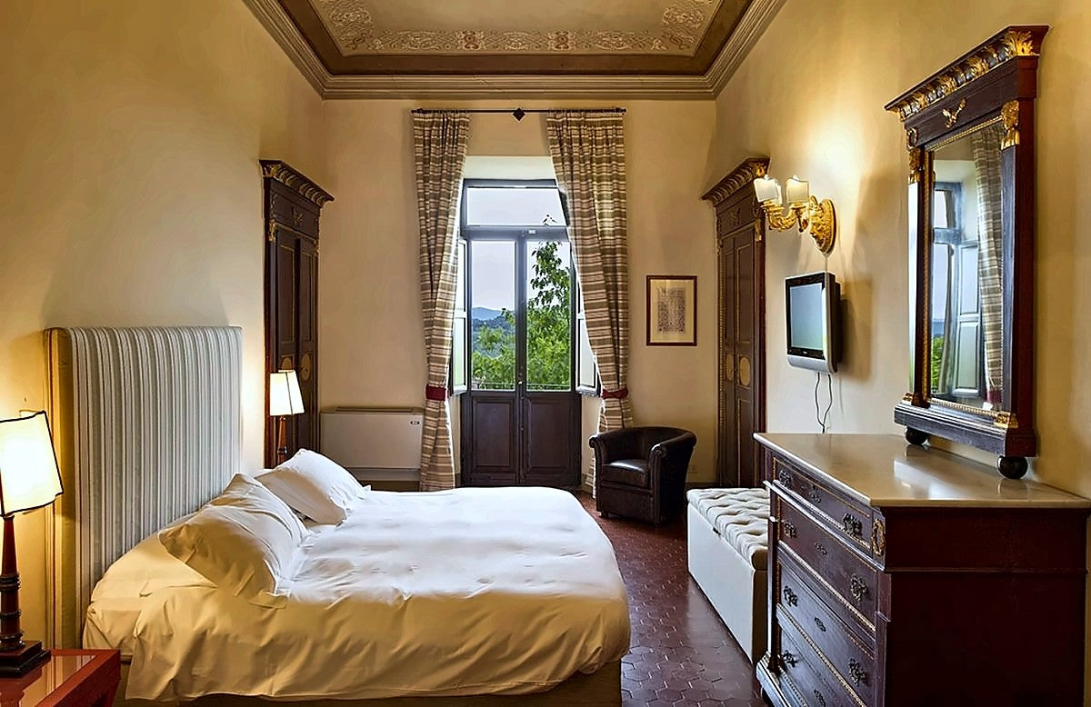 Guest room with a painted ceiling border at Palazzo Ravizza