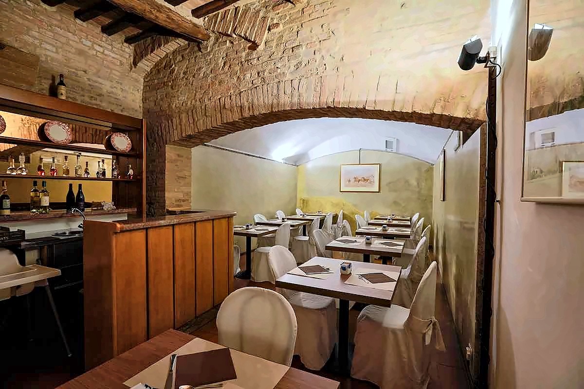 Bar and breakfast room under a brick vault at Hotel Duomo