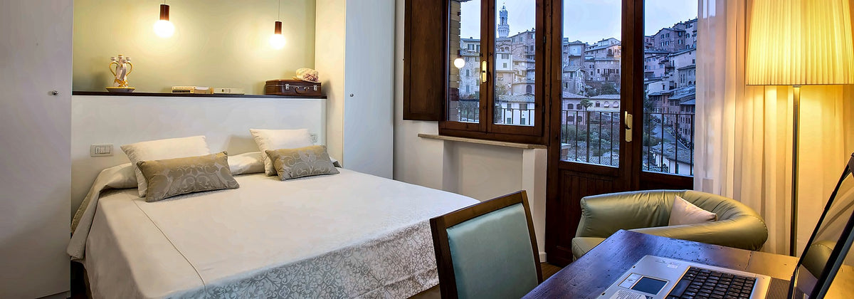 Lounge with antique furniture and a terracotta floor at Hotel Alma Domus