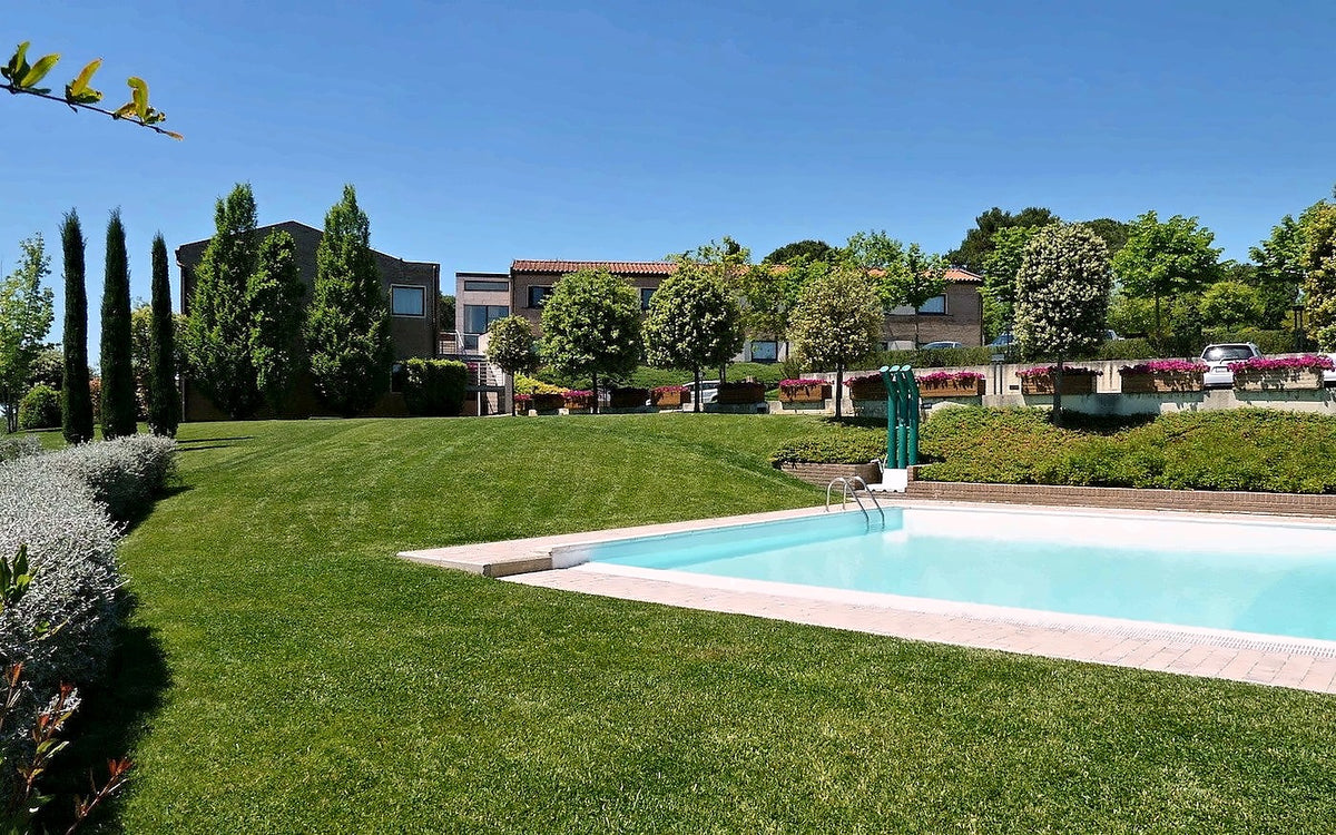 Outdoor swimming pool in the garden of Sangallo Park Hotel