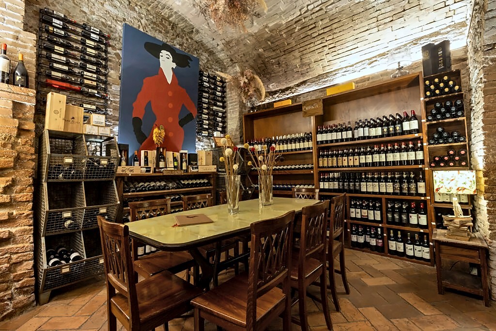 Wine cellar dining room under a brick vault at Gallo Nero