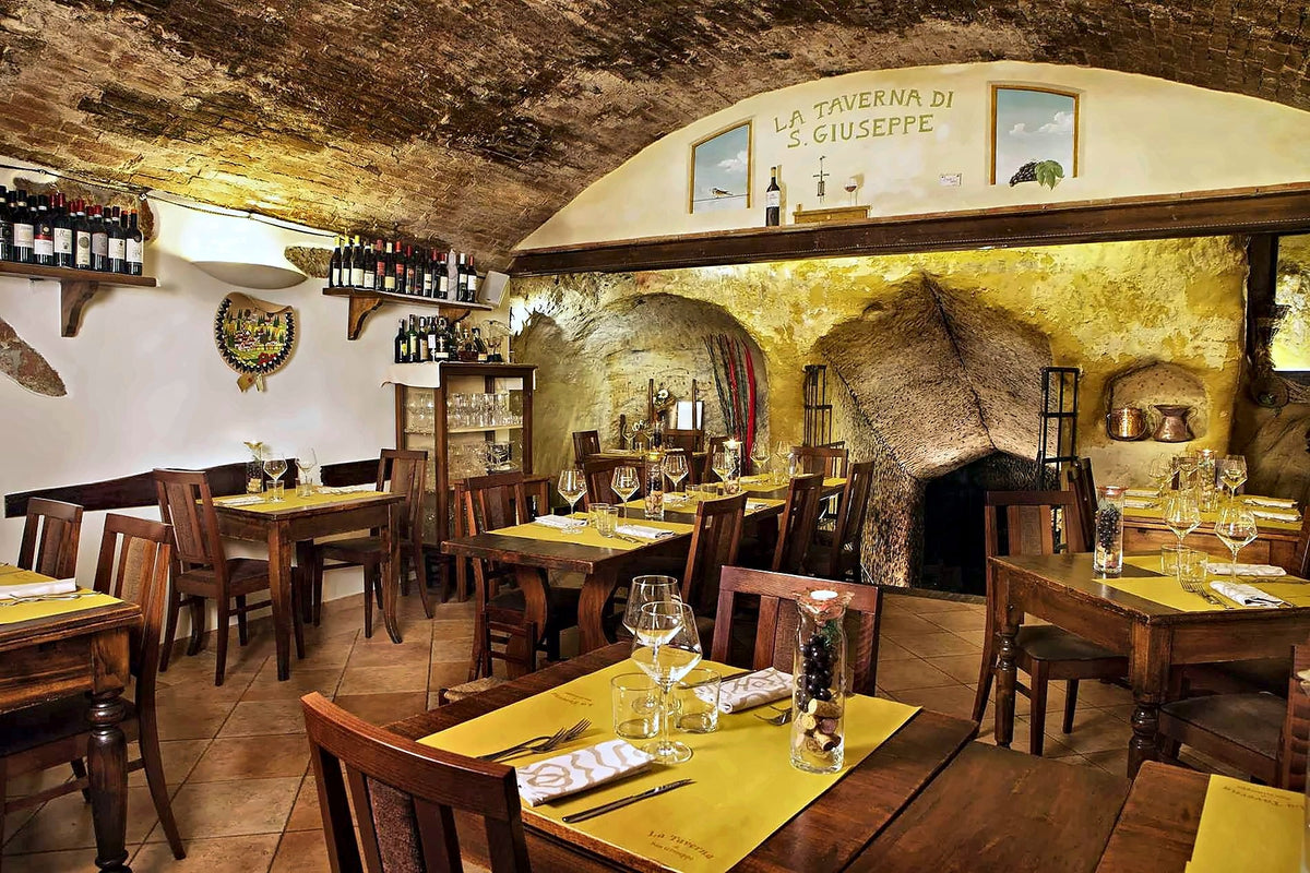 Dining room under a vaulted ceiling at La Taverna di San Giuseppe