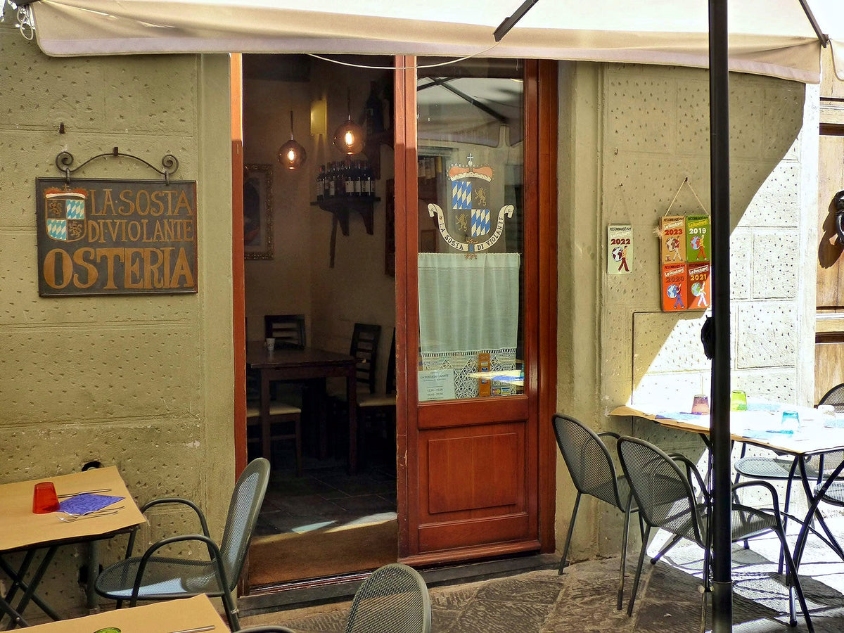 Entrance and pavement tables of Osteria La Sosta di Violante