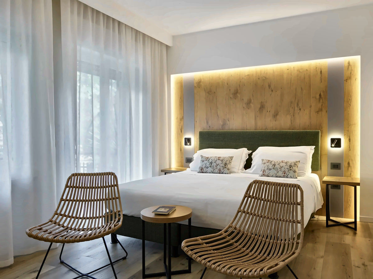 Superior room with a wooden headboard at Hotel America