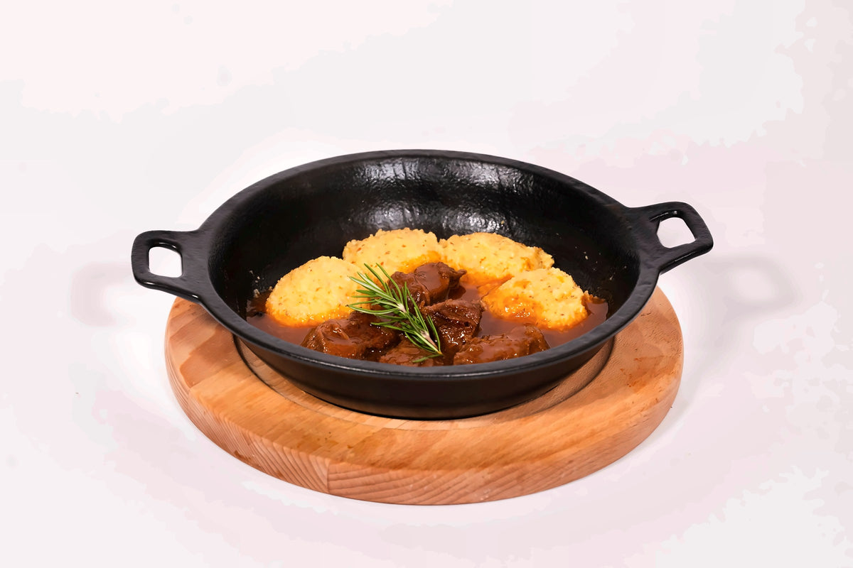Goulash with polenta in an iron pan at Chistè