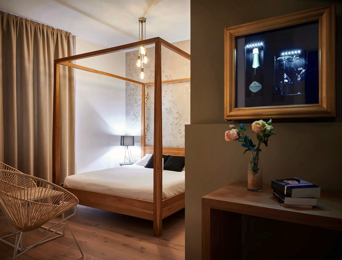 Suite with a four-poster bed at Lainez Rooms & Suites