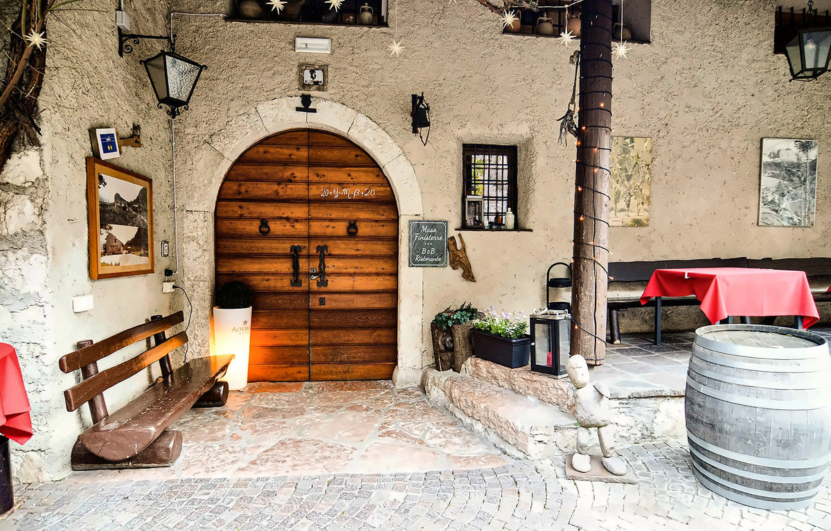 The stone courtyard of Maso Finisterre