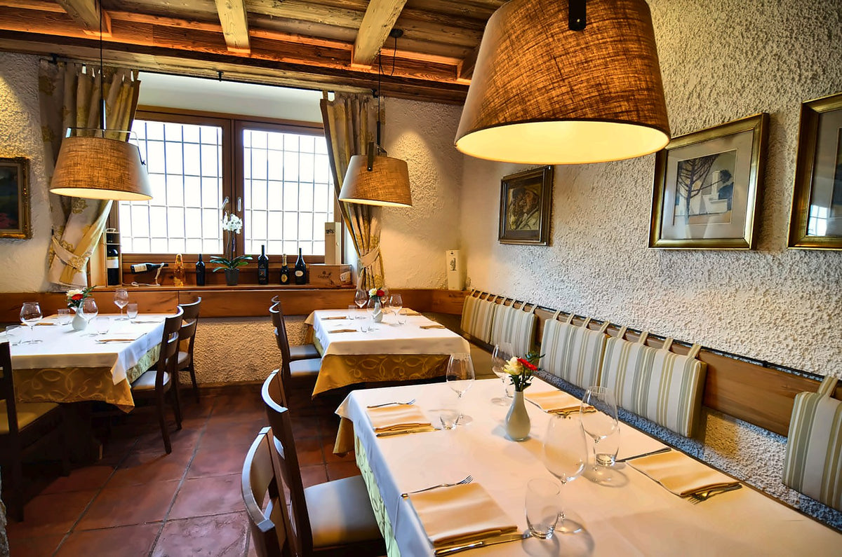 Dining room under wooden beams at Maso Finisterre