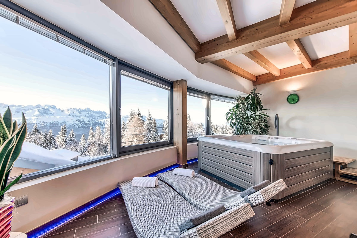 Private spa with a view of the peaks at Hotel Montana