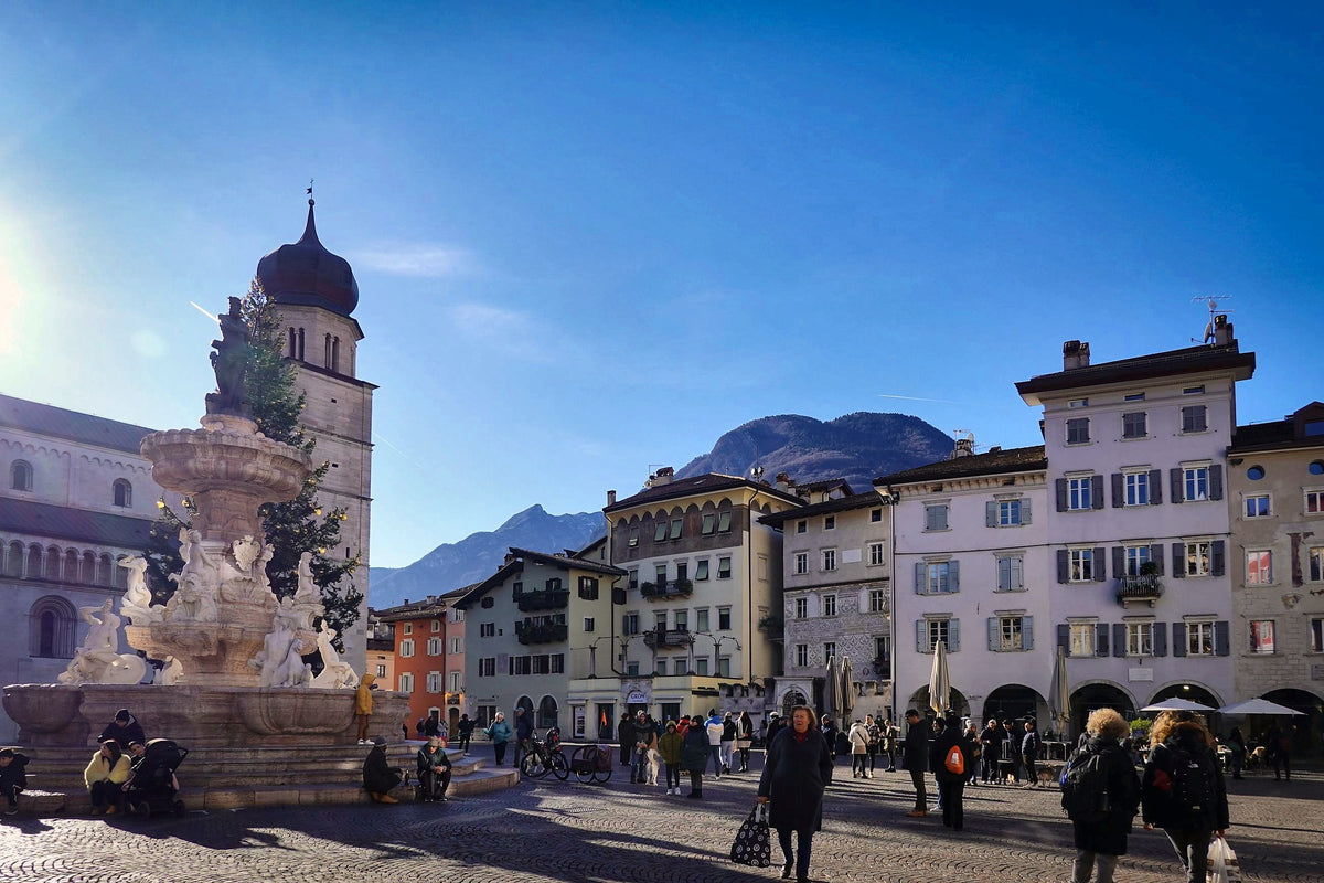 A sunny afternoon stroll across Piazza Duomo