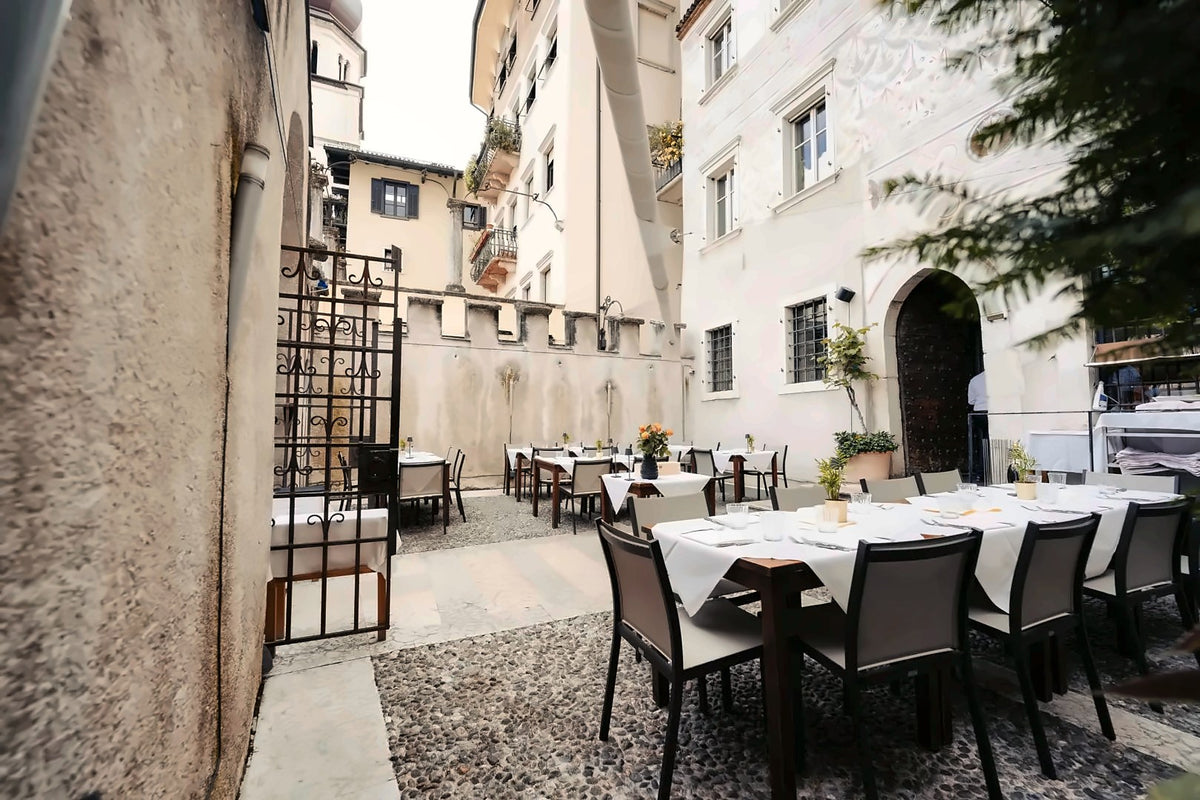 Courtyard tables at Scrigno del Duomo