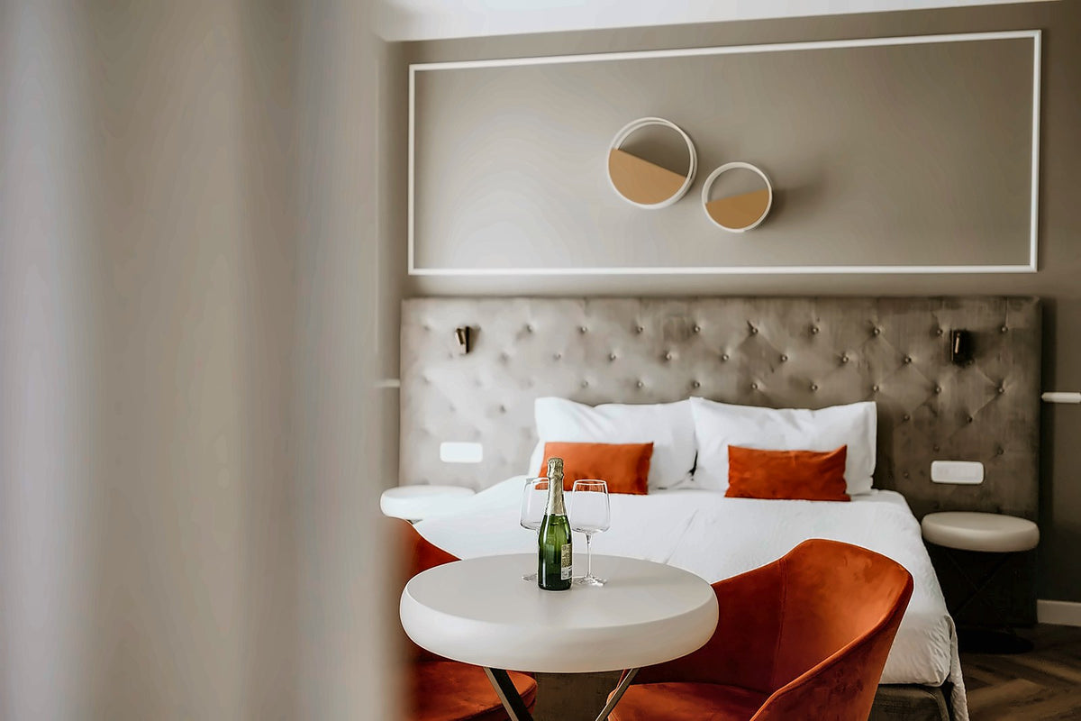 Double room with orange armchairs at Hotel Venezia