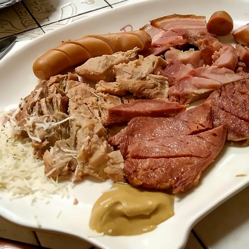 Mixed boiled pork platter with sauerkraut at Buffet da Pepi