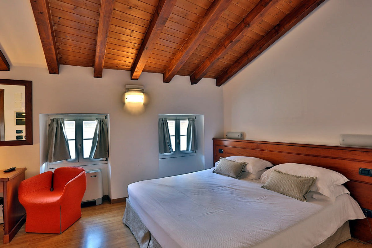 Room with wooden beams at Hotel James Joyce