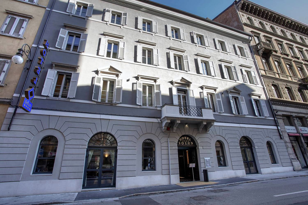 Facade of Hotel Solun on Via Milano