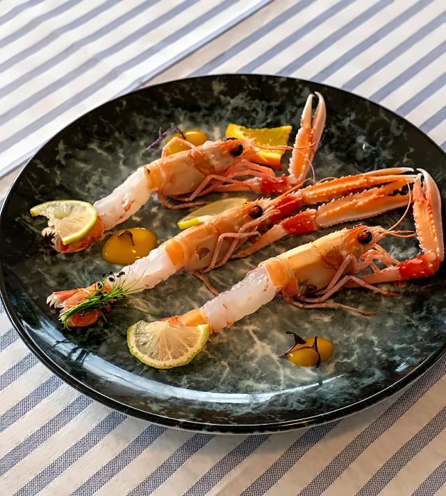 Raw scampi with lemon at Navigando