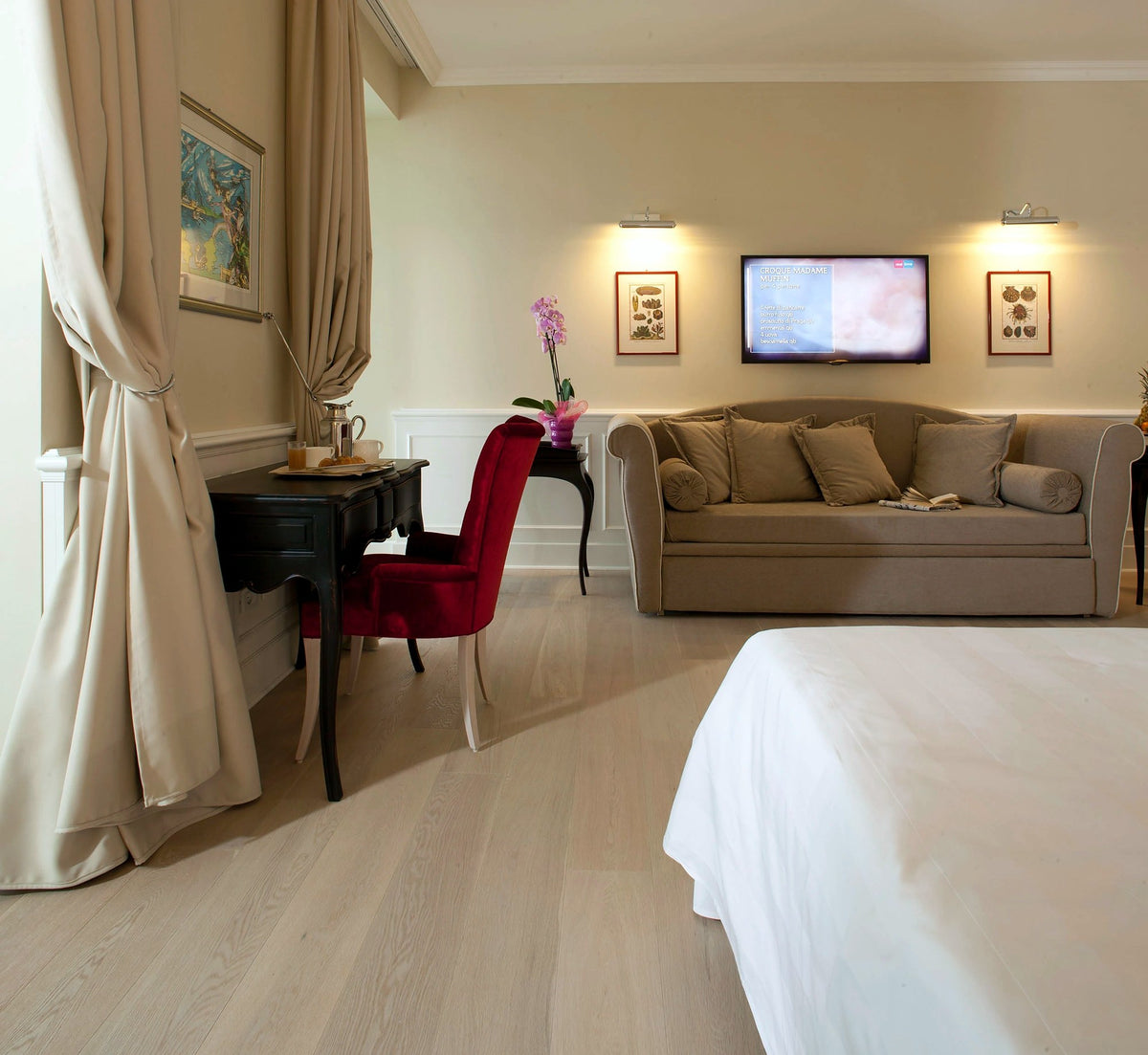 Guest room at Hotel Riviera & Maximilian's