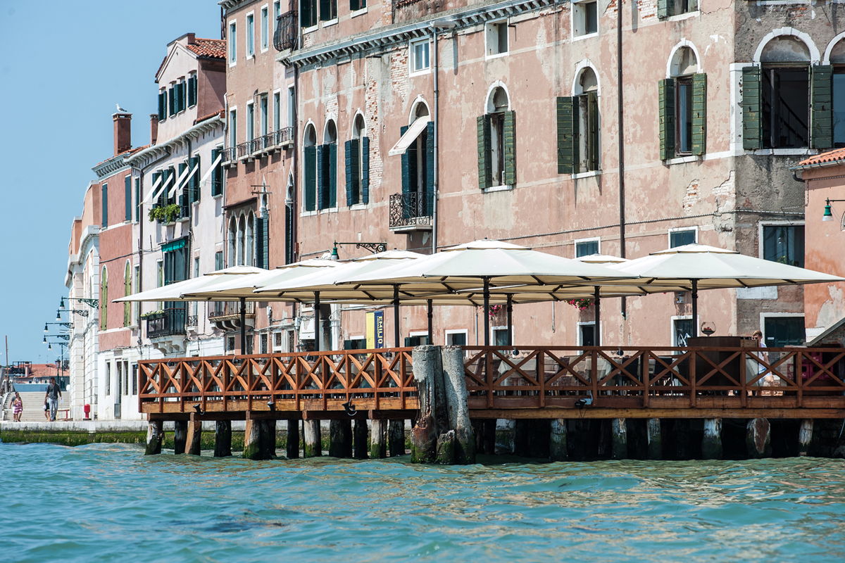 Terrace of Ristorante Lineadombra on the Giudecca Canal, Dorsoduro, Venice: official photograph from ristorantelineadombra.com