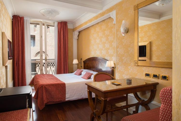 A Deluxe room at Art Hotel Orologio, Bologna