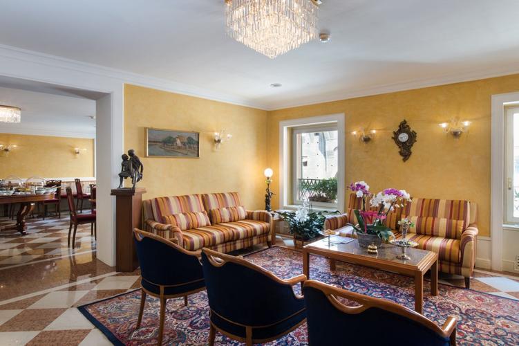 Lounge and a glimpse of the breakfast room at Art Hotel Orologio