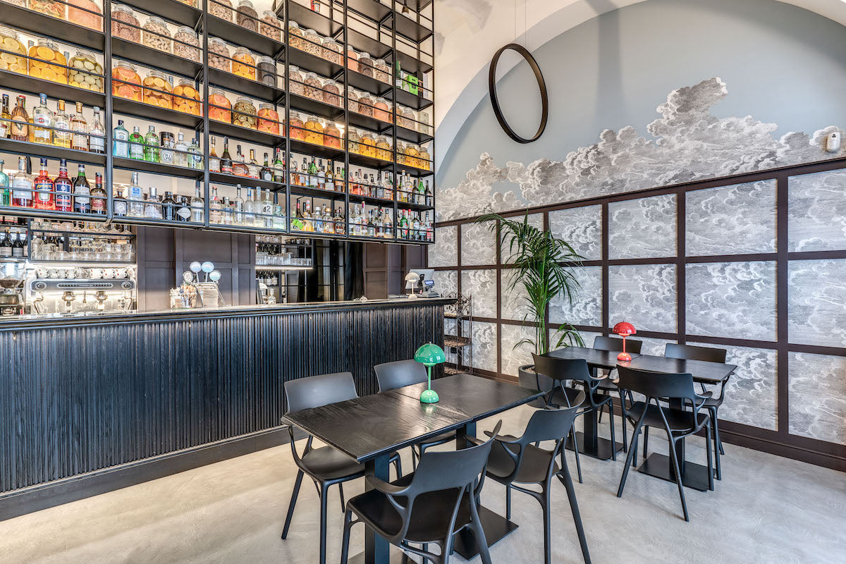 Bar and dining tables at Bottega Comacini