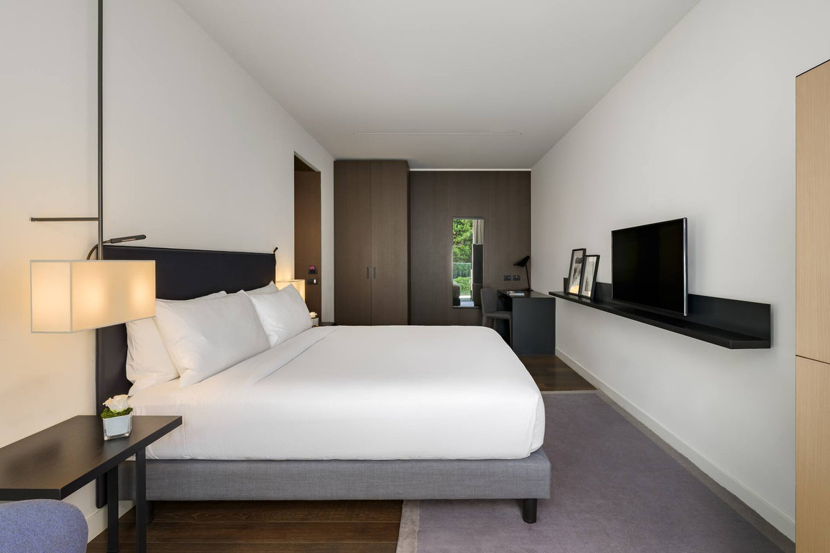 A King room at Hilton Lake Como