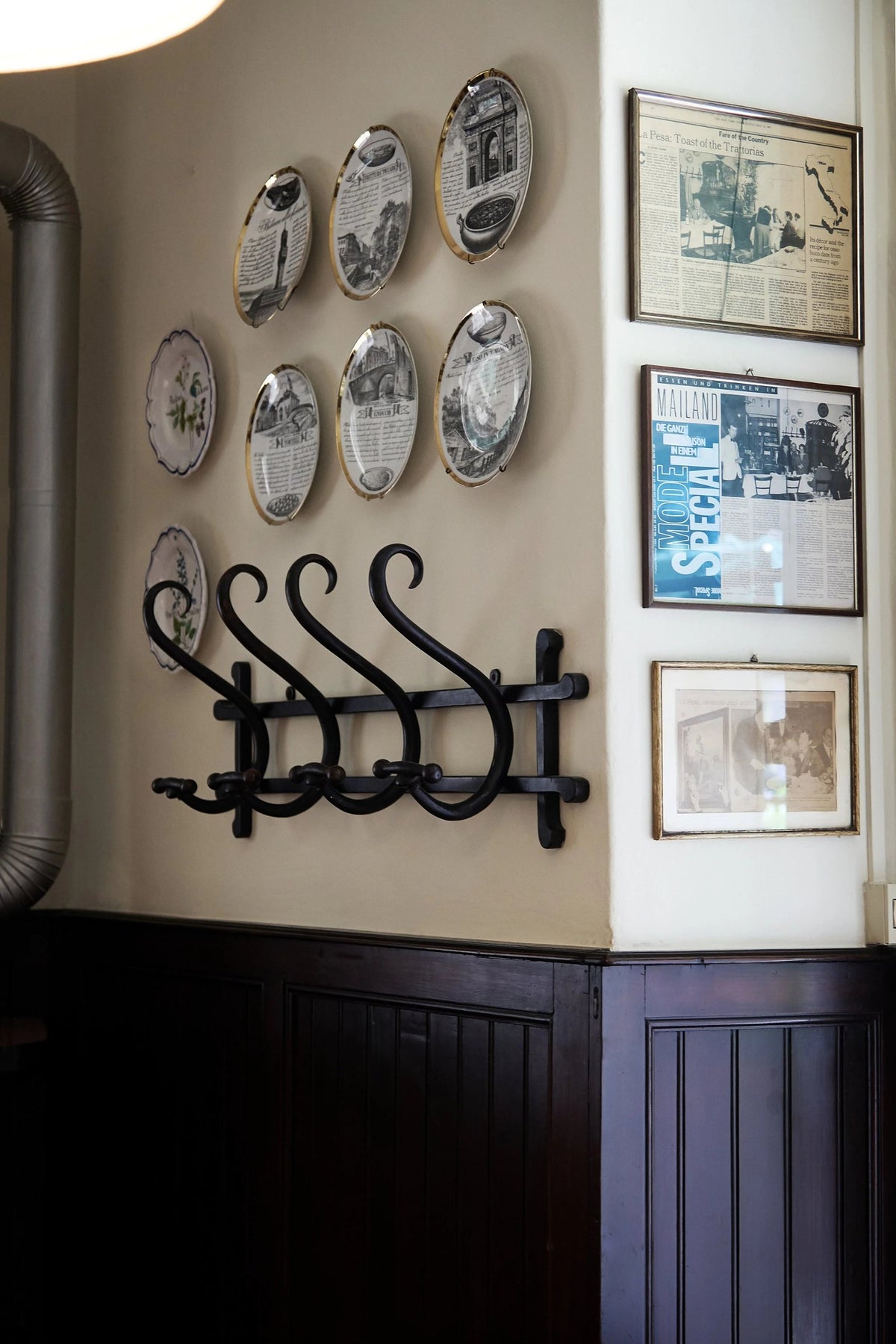 Hand-painted plates on the walls of Antica Trattoria della Pesa