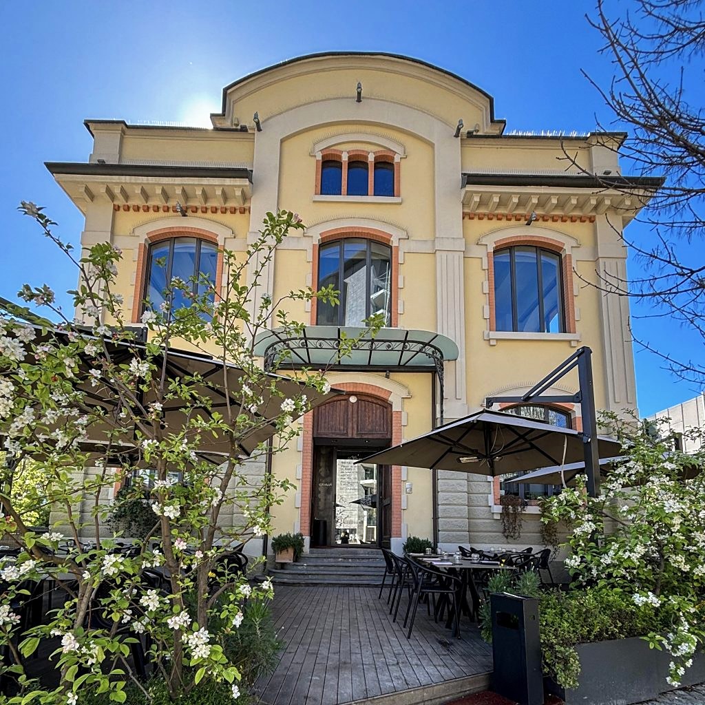 The terrace (dehor) at Ratanà