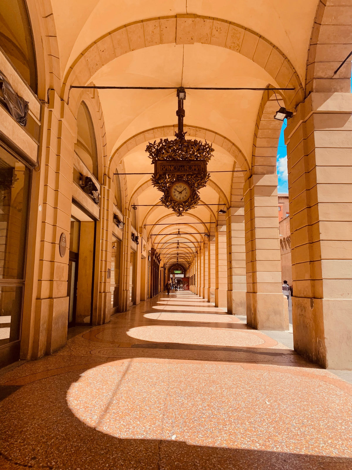 The large clock under the Banco di Roma arcade
