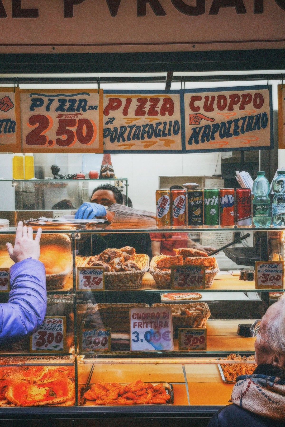 Pizza a portafoglio and cuoppo at a Naples street-food counter