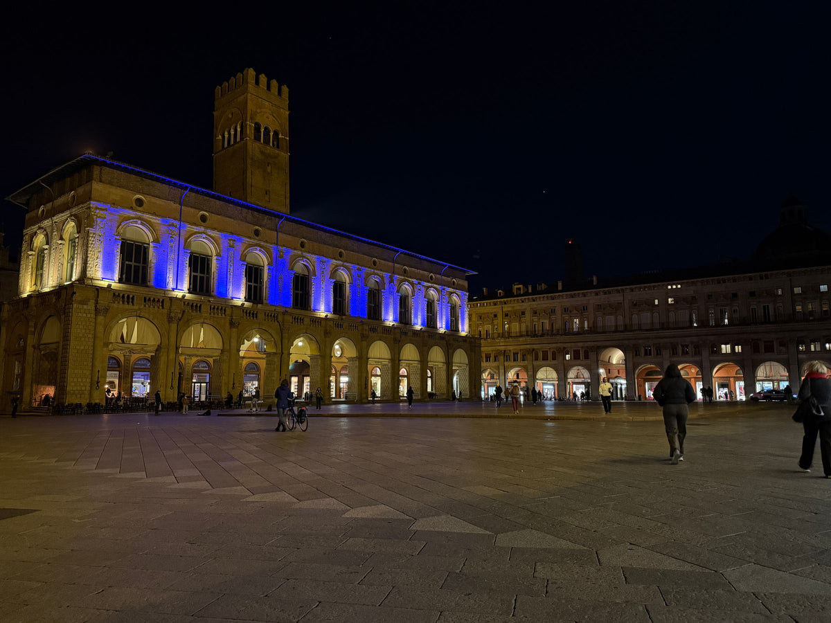 Palazzo del Podestà lit up at night