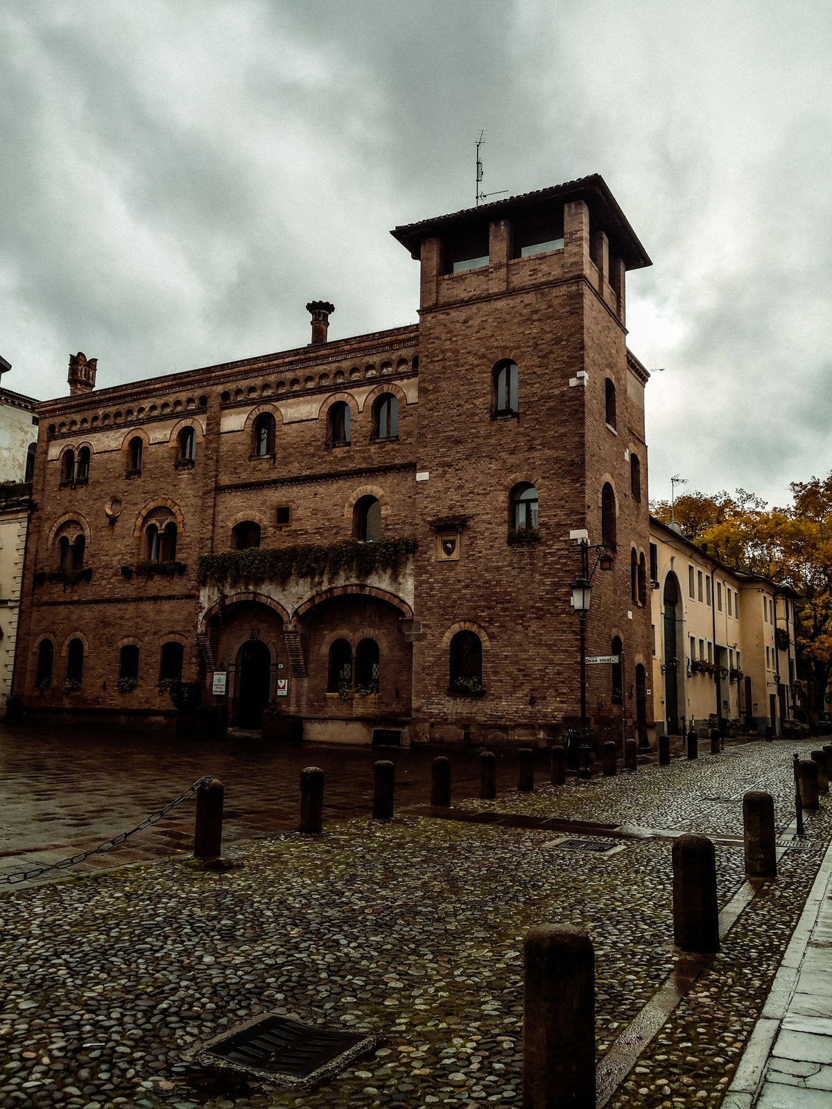 Palazzo Re Enzo under a cloudy sky