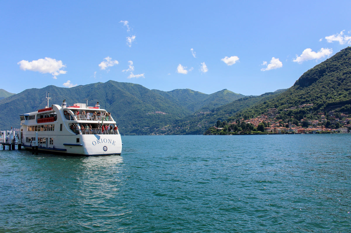 A lake ferry setting off from Como