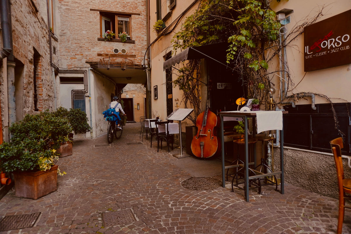 A cello, a bicycle and Il Sorso wine bar on Piazza Volta