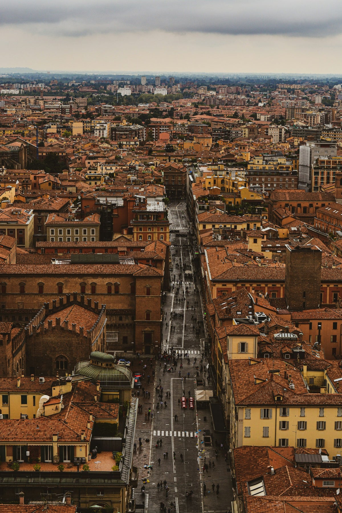 A high view over the streets and towers of Bologna
