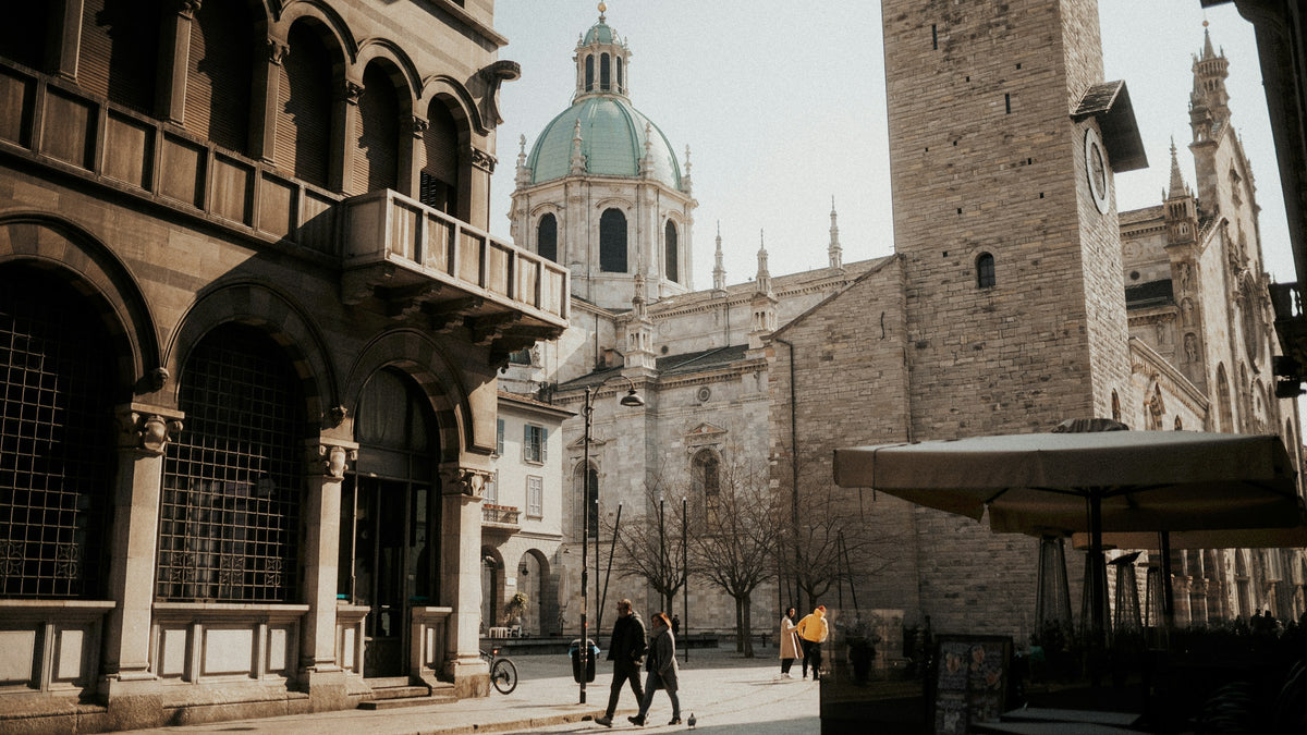 Walking past the Broletto towards the cathedral