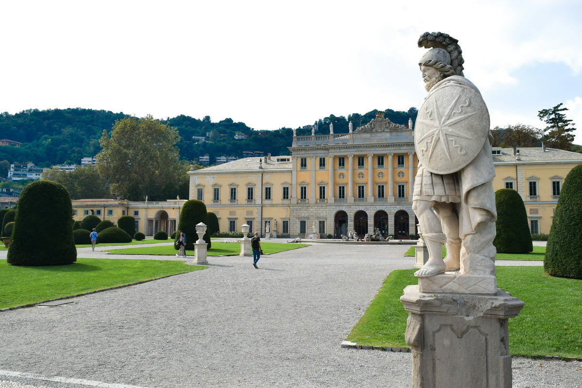 A statue in the gardens of Villa Olmo