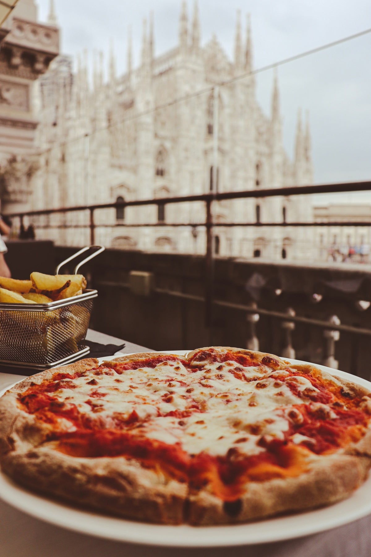 A pizza on a terrace facing the Duomo