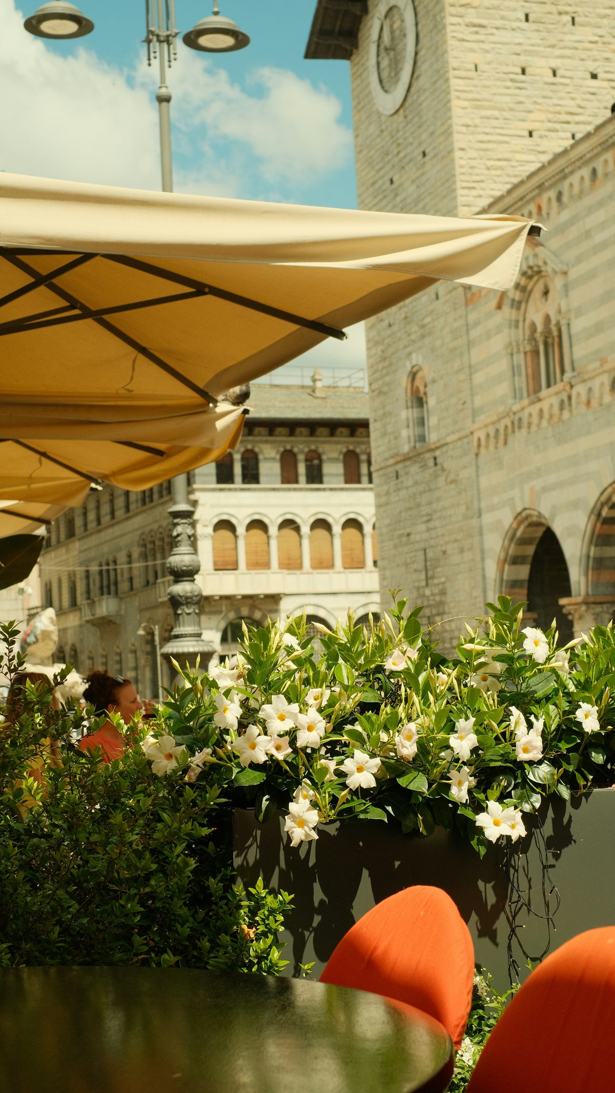 Lunch under the umbrellas by the Broletto