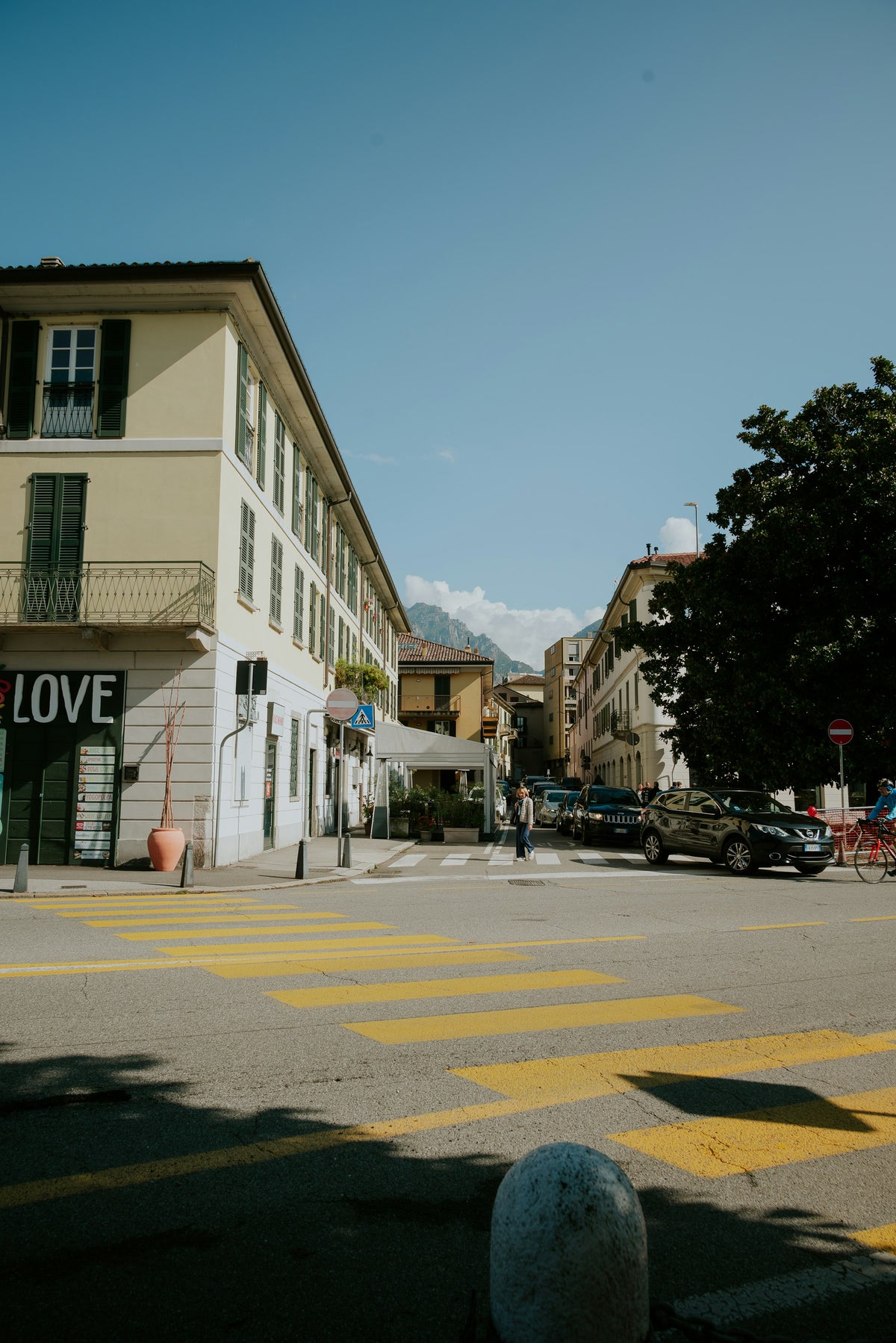 A sunny crossroads in the city