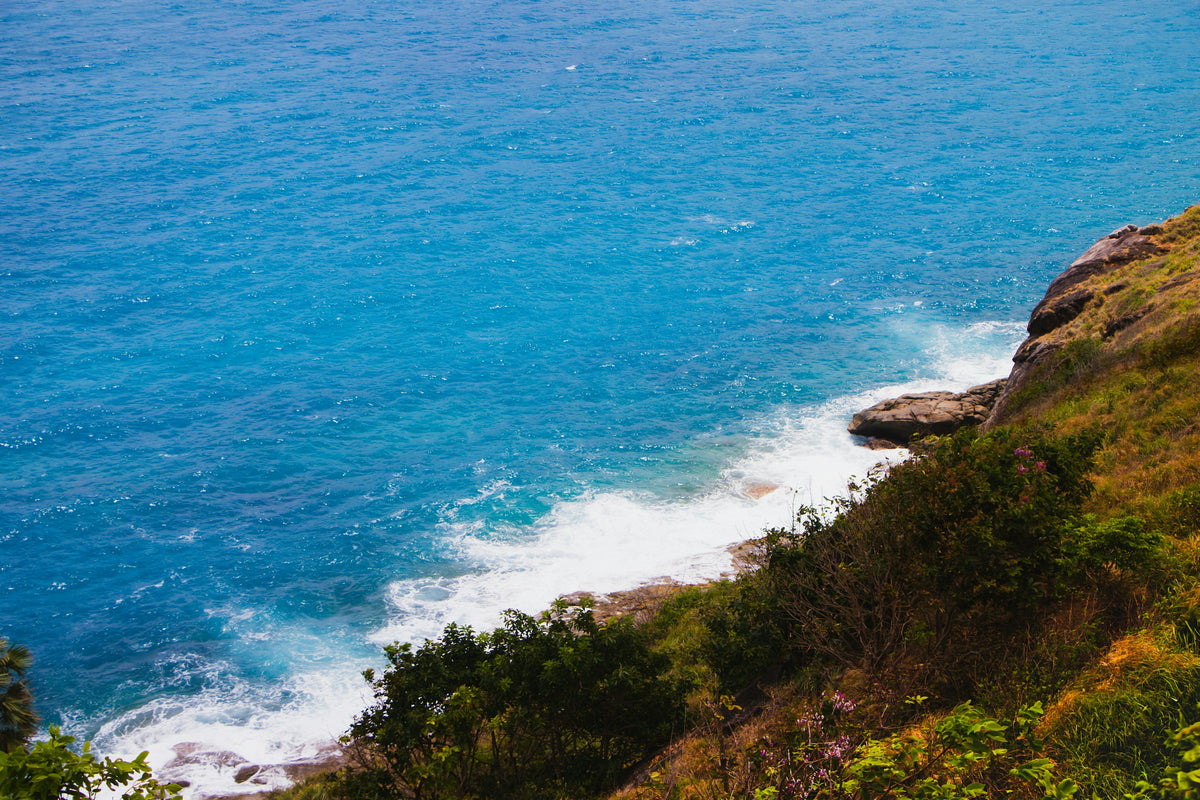 Waves on the rocky coast below Windmill Viewpoint
