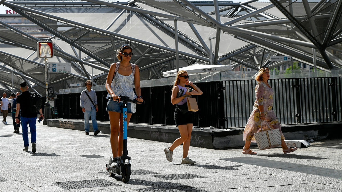 Commuters in Piazza Garibaldi