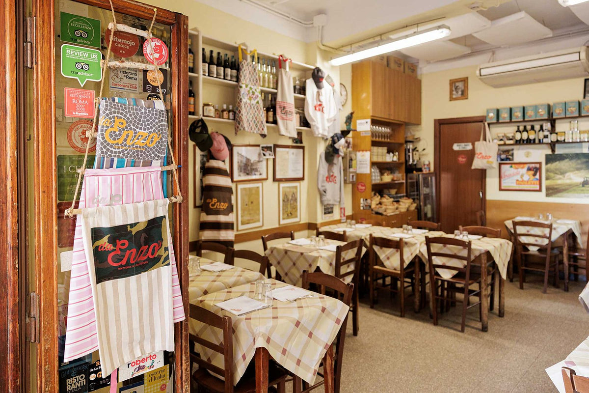 The dining room with checked tablecloths at Da Enzo al 29