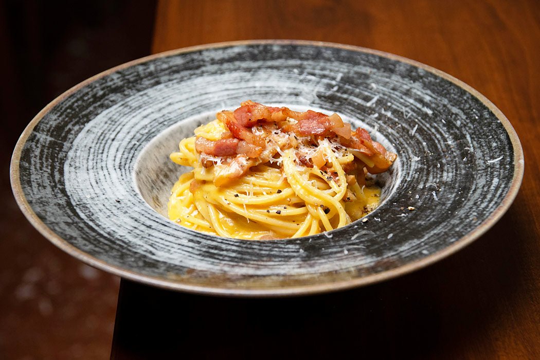 Spaghetti alla carbonara with crisp guanciale at Da Pancrazio