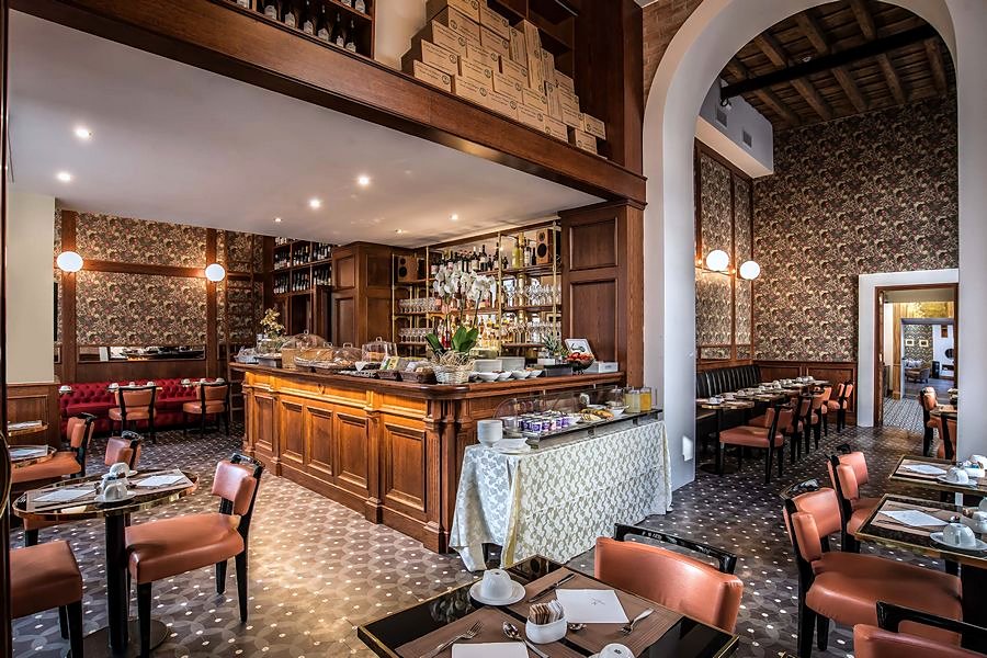 The bar and breakfast room at Damaso Hotel