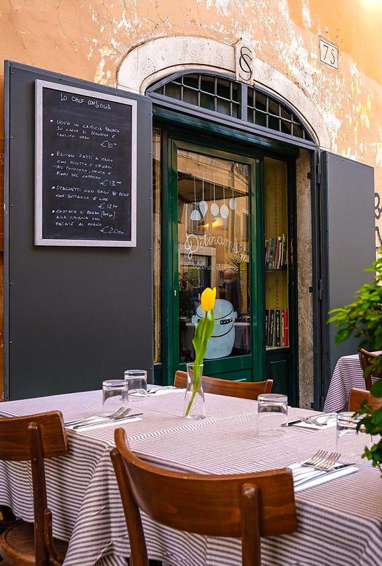 A table laid outside the entrance of Ditirambo