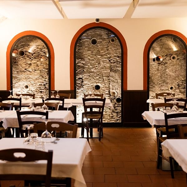 Stone-faced arches in the dining room at Flavio al Velavevodetto