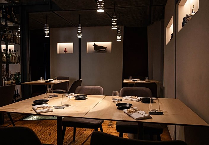 The contemporary dining room at Glass Hostaria